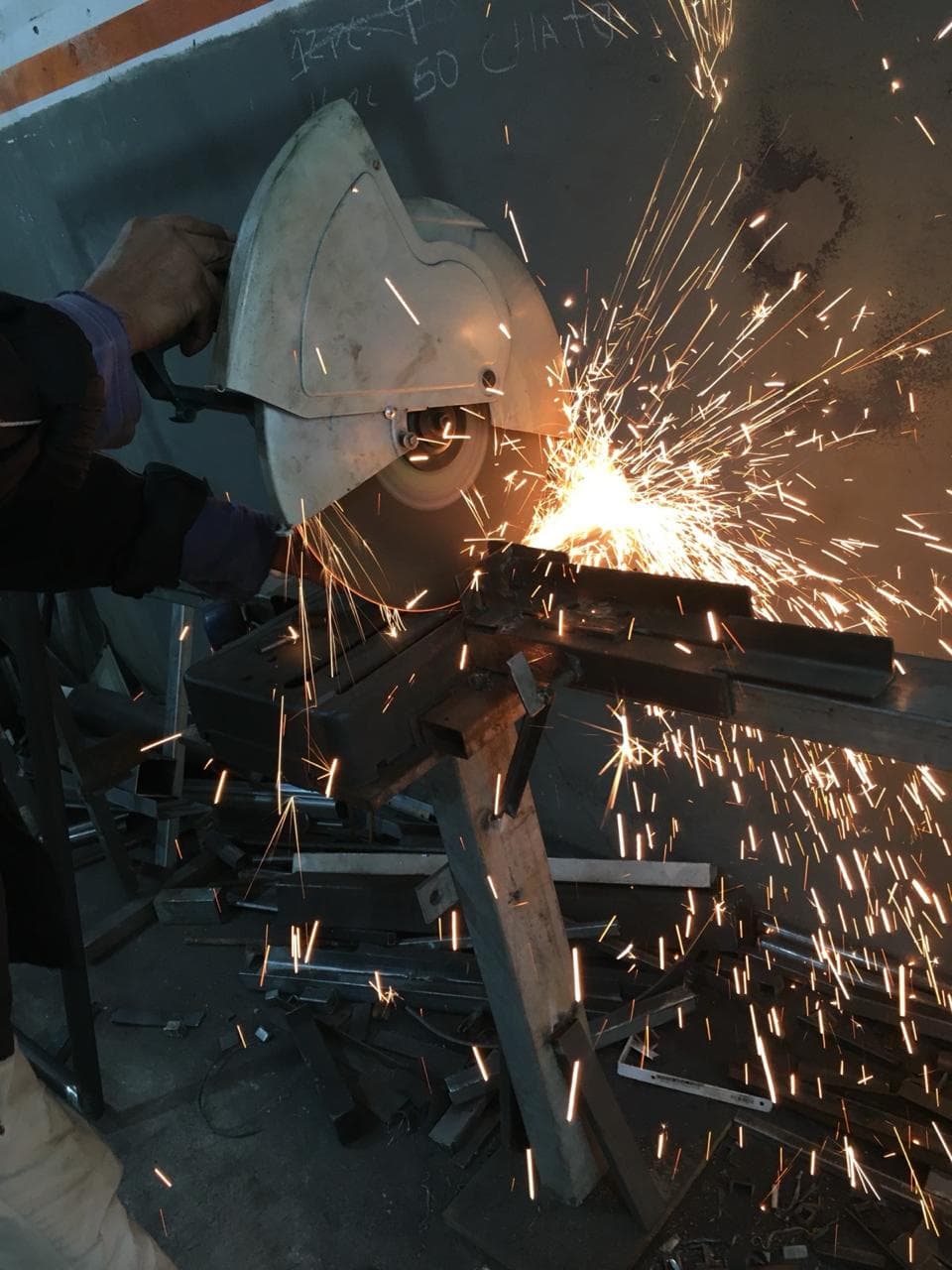 Corte de metal na oficina João Silva Metálica